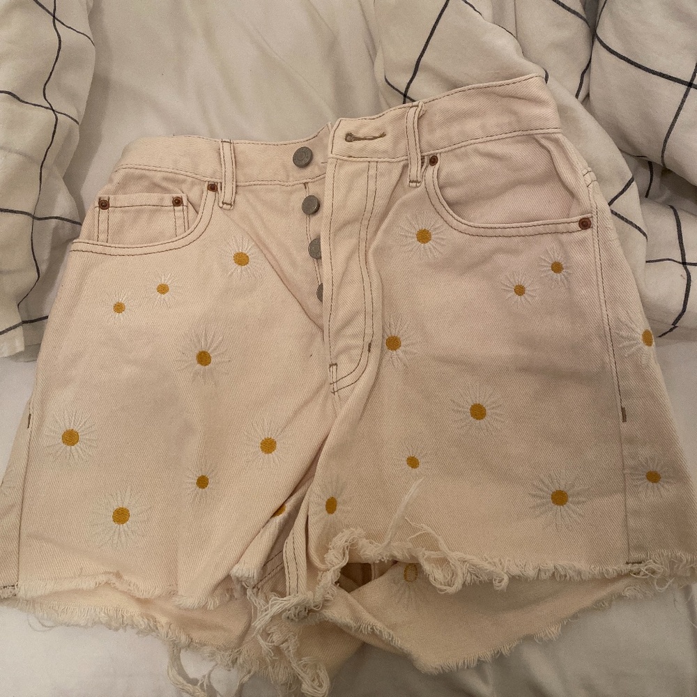 Women’s cream white floral pacsun straight leg shorts